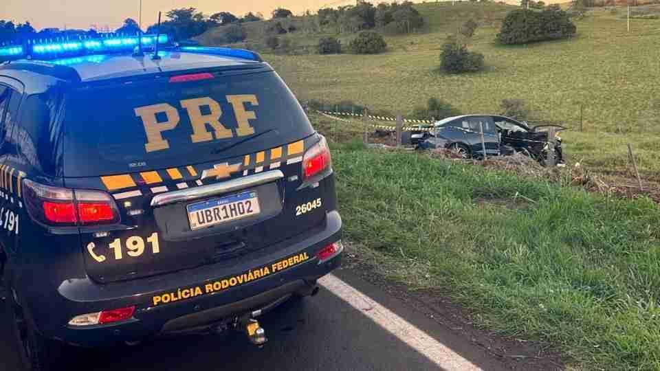 Mãe e duas filhas de 4 e 5 anos de idade morrem após carro bater contra árvore