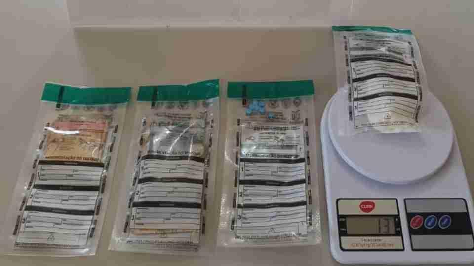 Motociclista é preso com cocaína, ecstasy e notas falsas após perseguição
