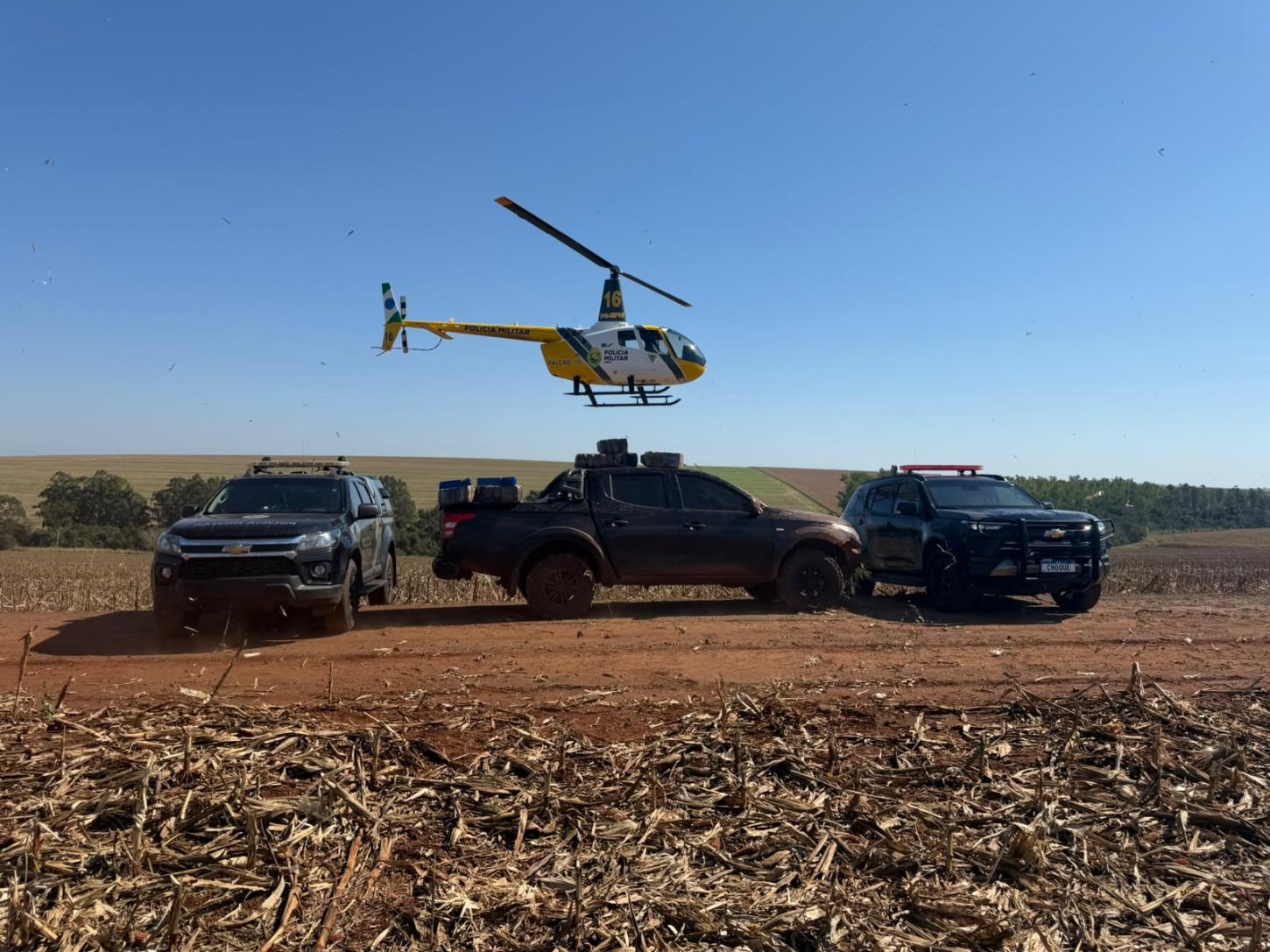 Operação com auxílio de helicóptero recupera caminhonete furtada carregada com quase meia tonelada de droga