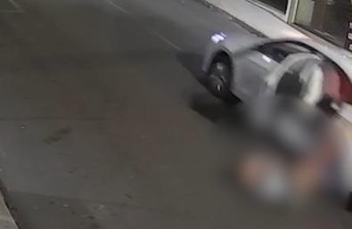 Pai pula de carro em movimento com bebê e acaba preso por tentativa de homicídio