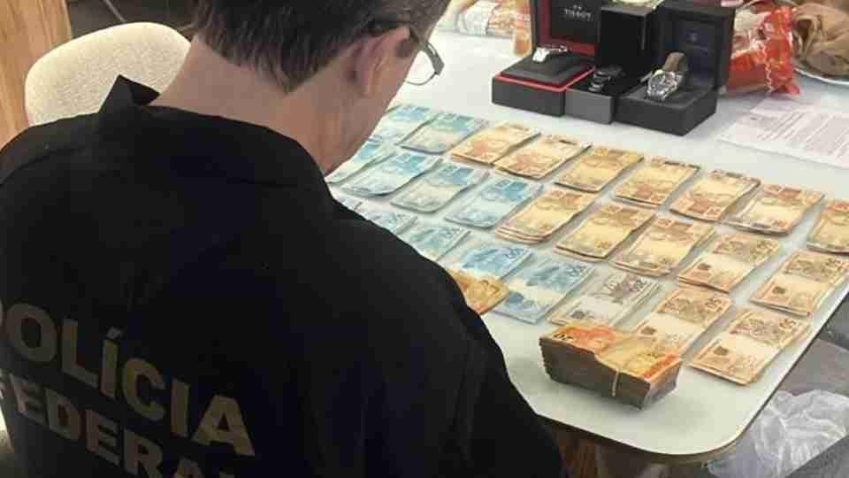 Polícia Federal mira grupo suspeito de contrabando de cigarros e lavagem de dinheiro no Paraná