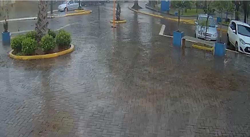 Raio atinge praça central e assusta moradores em cidade do Oeste
