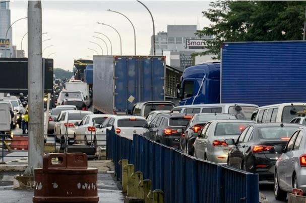 Temporada de férias aumenta fluxo de veículos e turistas na Ponte da Amizade