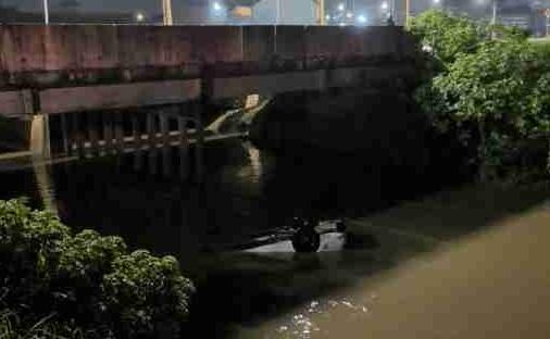 Após carro cair em rio, bombeiros fazem buscas por mulher desaparecida