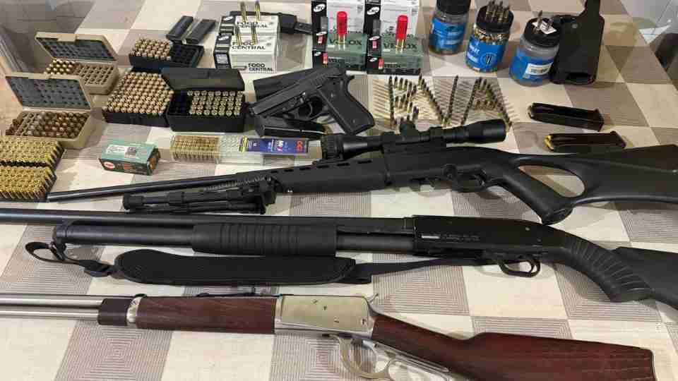 Arsenal com quatro armas e mais de 1,1 mil munições é apreendido pela Polícia Militar