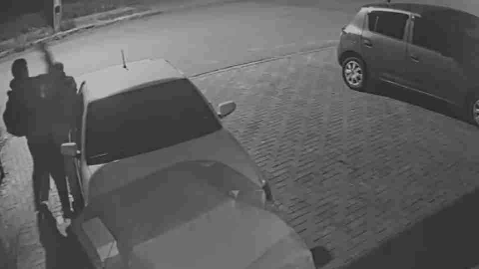 Câmeras de monitoramento flagram momento em que homem é esfaqueado durante briga