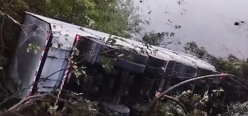 Caminhão cai em represa após sair da pista na BR-376 e motorista está desaparecido
