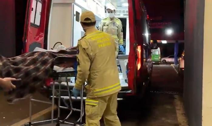 Homem leva nove facadas, desmaia ao volante e bate contra meio-fio
