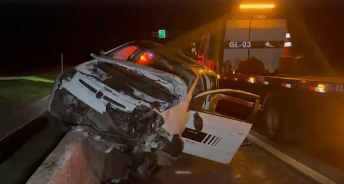 Mulher com sinais de embriaguez capota carro com criança dentro