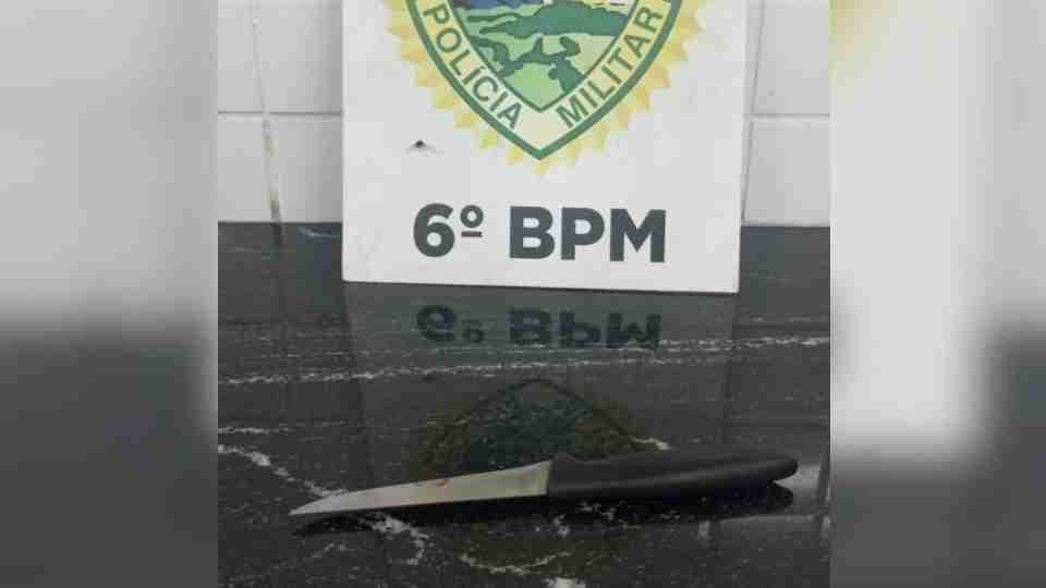 Mulher é presa após agredir a própria mãe e tentar atacá-la com faca