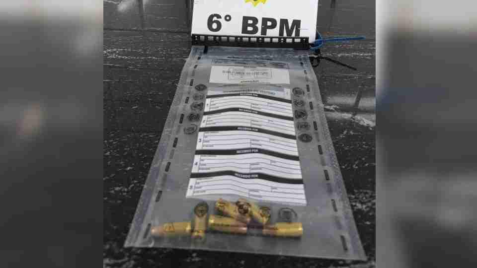 Munições são encontradas dentro de carro capotado em riacho