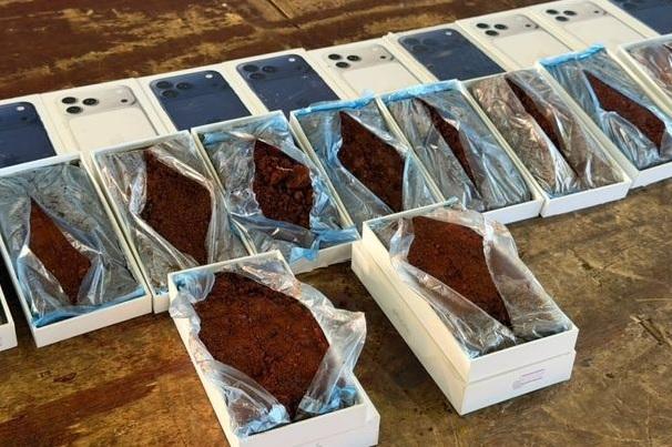 Receita abre caixas de celulares e encontra uma carga de barro na fronteira