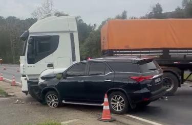 Vereador se envolve em acidente com carreta e família fica ferida
