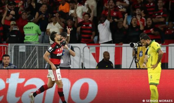 Flamengo vence e fica a um ponto do Palmeiras, líder do Brasileirão