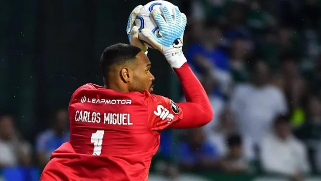 Carlos Miguel vira herói, pega dois pênaltis contra LDU e Palmeiras avança à semifinal da Libertadores