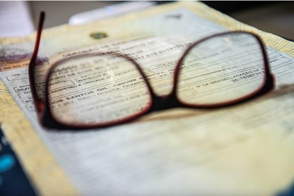 Aos 76 anos, idosa vai à Justiça para evitar perda irreversível da visão