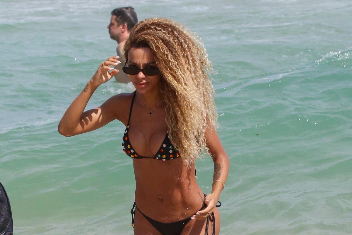 Brunna Gonçalves exibe boa forma ao curtir dia de praia