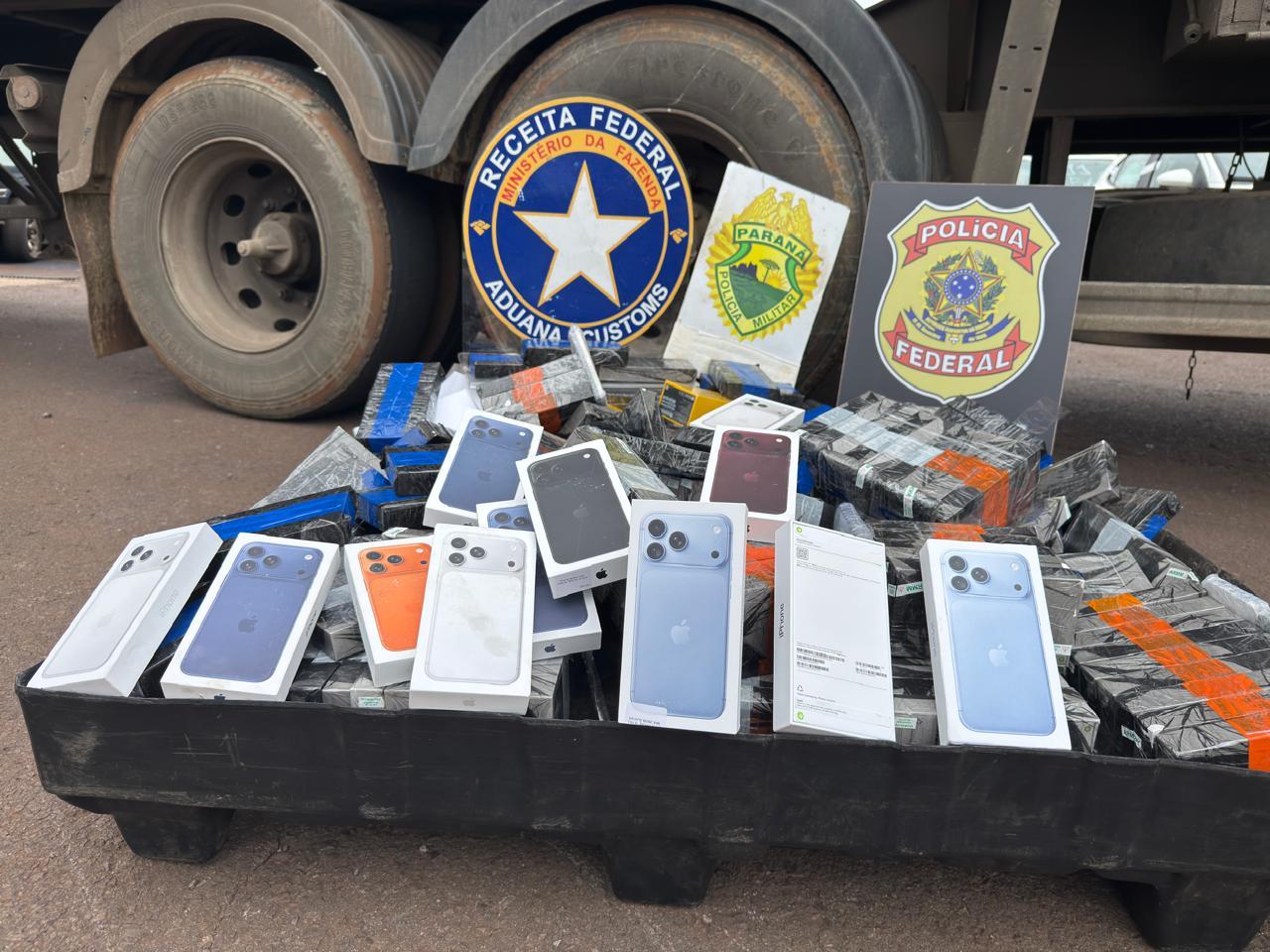 Carga de celulares avaliada em R$ 1,5 milhão é descoberta em fundo falso de caminhão
