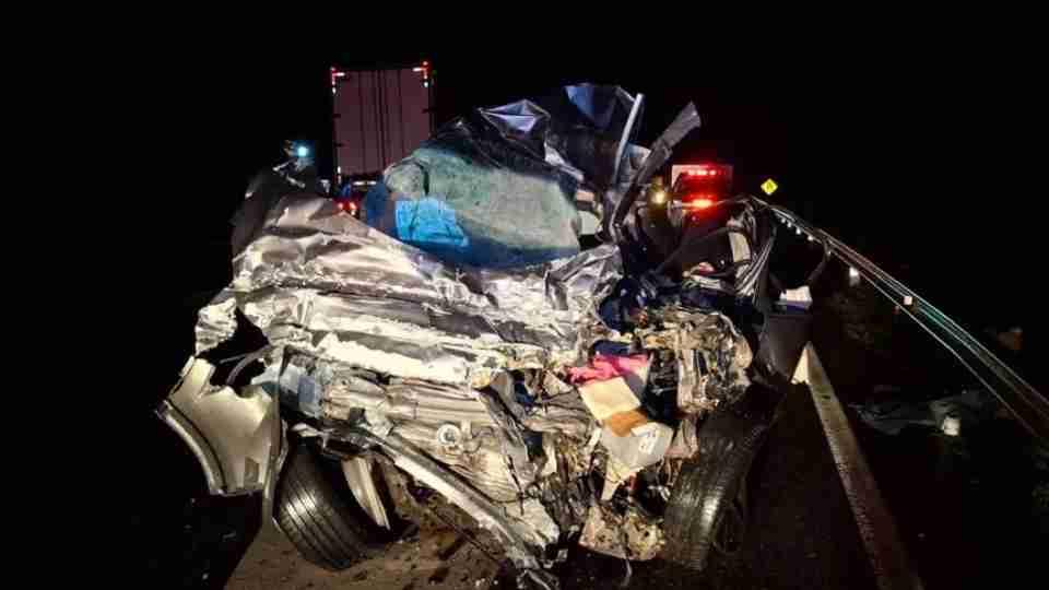 Colisão frontal entre carro e caminhão deixa três mortos na BR-277