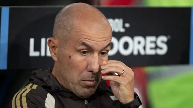 Flamengo e Leonardo Jardim são multados pela Conmebol por atraso em partida contra o Del Valle
