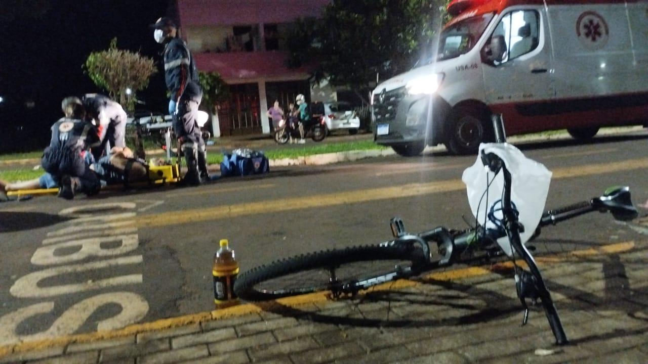 Homem cai de bicicleta em Santa Helena, mas mantém o ‘gole’ intacto