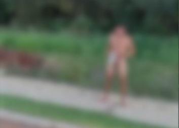 Homem nu é flagrado caminhando por ruas de cidade da região