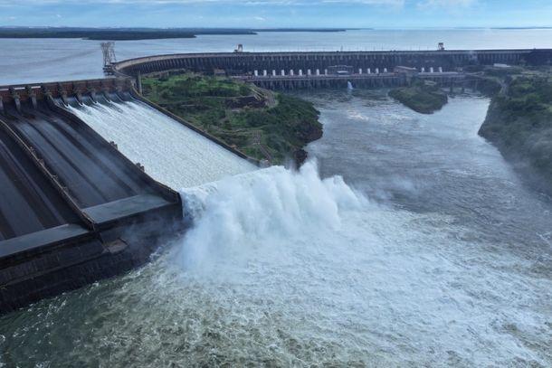 Itaipu abre vertedouro e vazão pode atingir 3,8 milhões de litros por segundo
