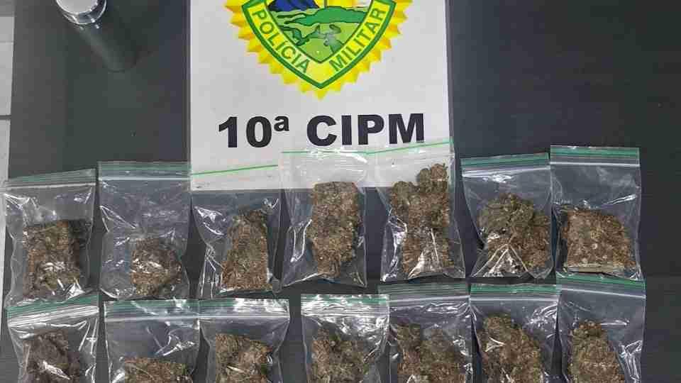 Pais encontram maconha escondida no guarda-roupa do filho e acionam a PM