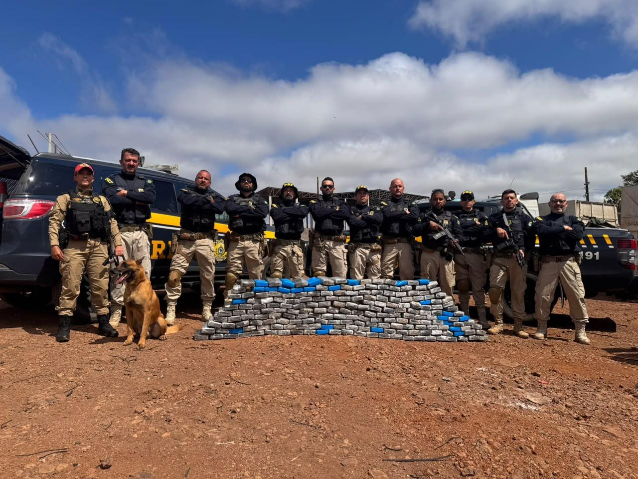 Polícia descobre 240 Kg de cocaína em pneus de carreta abandonada durante abordagem
