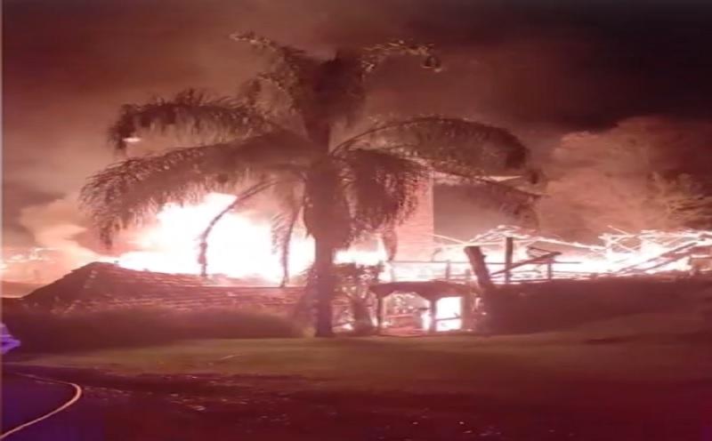 Restaurante é destruído por incêndio durante a madrugada. Prejuízo é de mais de R$ 2 milhões