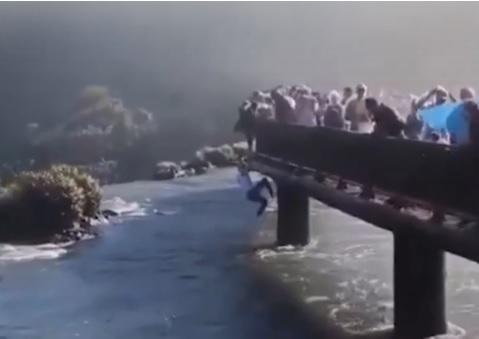 Turista é multado em R$ 7,8 mil após entrar nas águas das Cataratas para pegar celular
