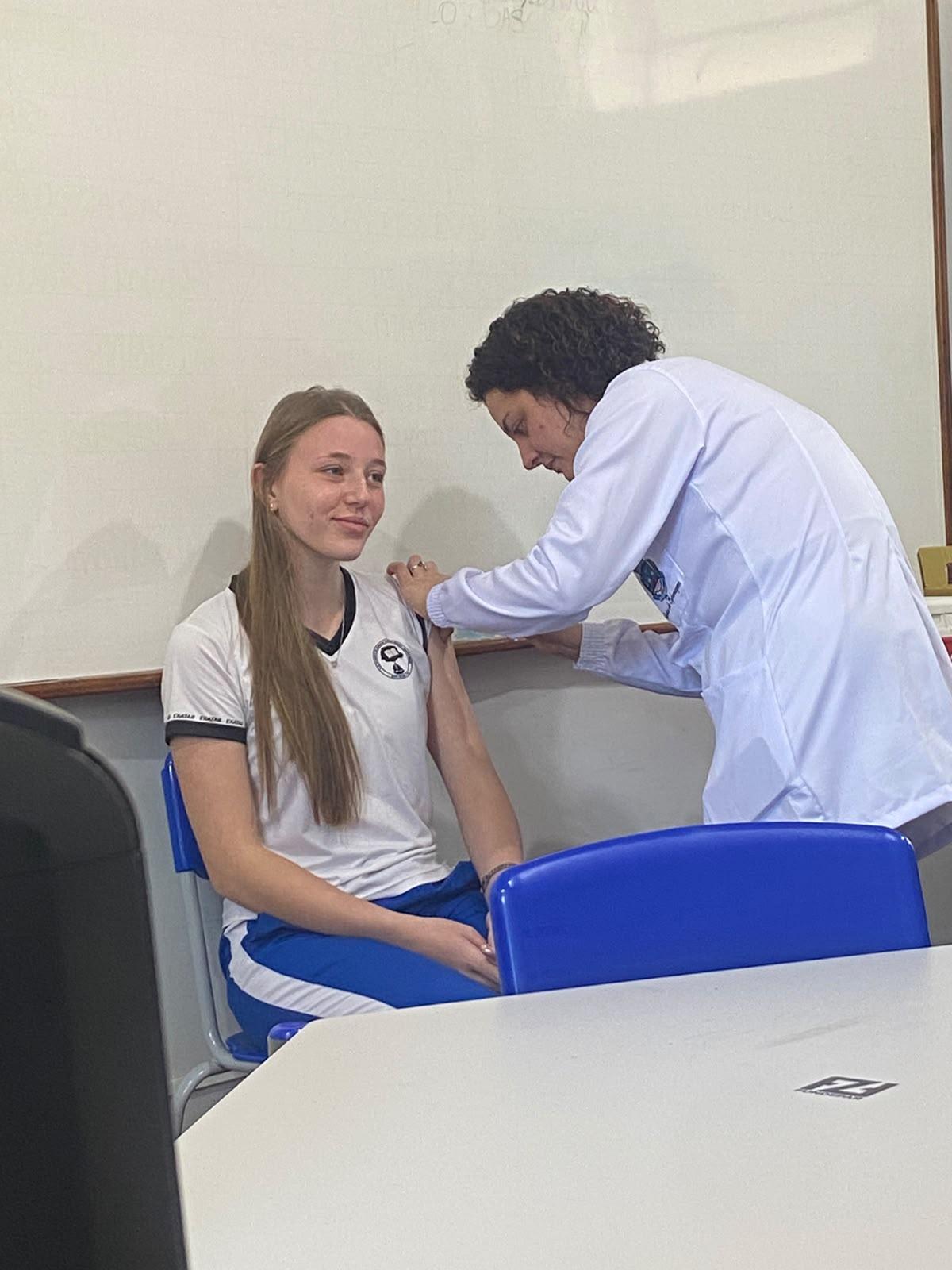 Vacinação para atualizar a caderneta de adolescentes começa nos colégios estaduais de Santa Helena