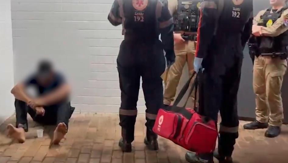 Alegando perseguição, homem em surto vai até a delegacia armado com faca