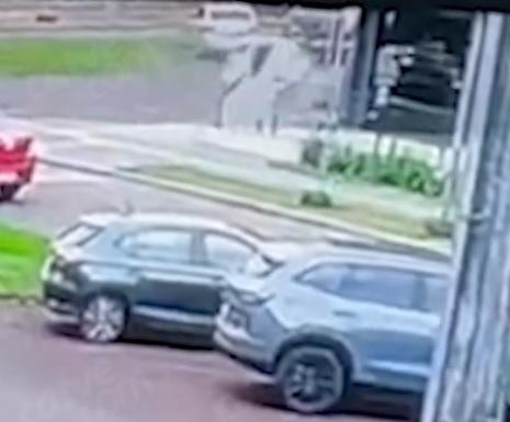 Carro capota e invade loja após batida em Medianeira; pedestre escapa por pouco