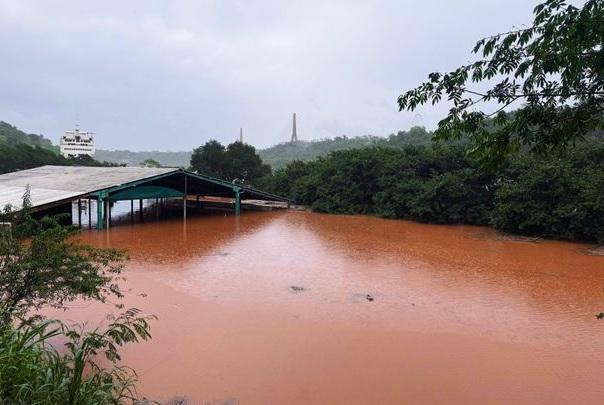 Cheia fecha área portuária de Puerto Iguazú e deixa estruturas tomadas pela água