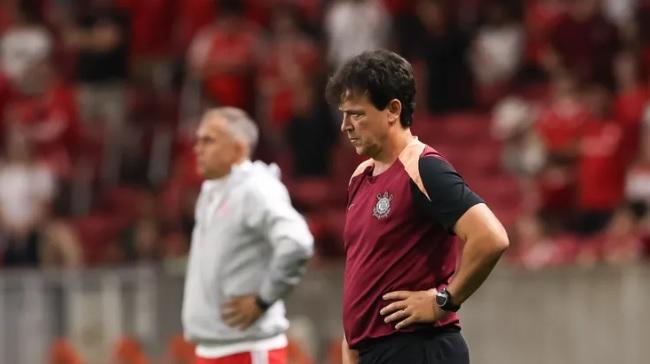 Corinthians demite Fernando Diniz após derrota para o Internacional no Brasileirão