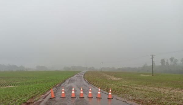 Defesa Civil interdita estrada em Entre Rios do Oeste após enchente