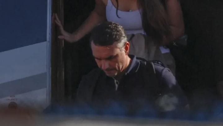 Flávio Bolsonaro chega aos EUA com a família após fugir do Brasil pela Argentina