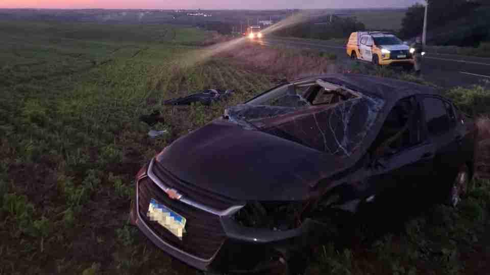 Jovem de 20 anos morre após ser ejetado de carro durante capotamento na PR-486