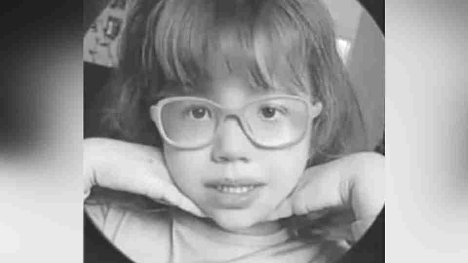 Menina de 3 anos morre após trave de futebol cair sobre ela durante festa