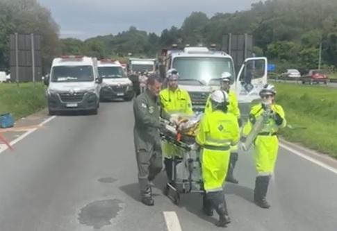 Motociclista tem perna amputada após ser atropelado por caminhão