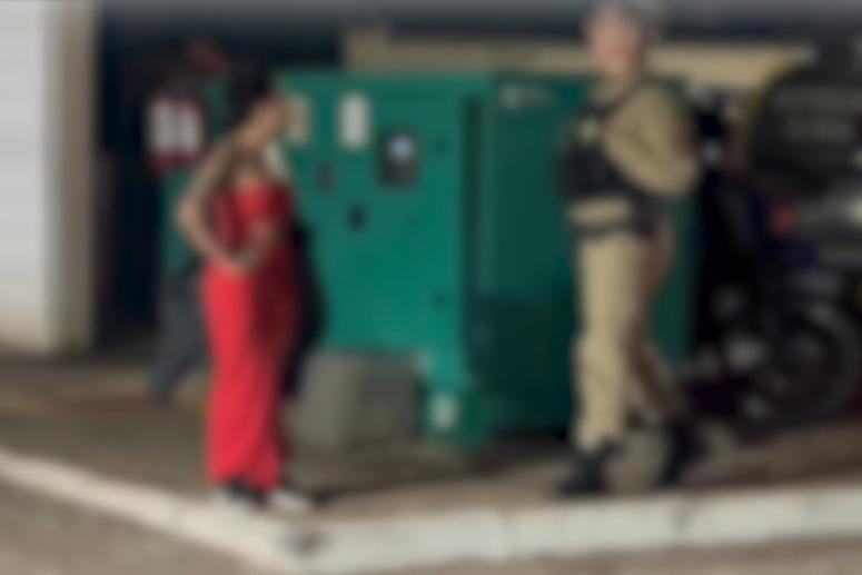 Mulher arremessa garrafa de cerveja contra viatura da PM e acaba detida