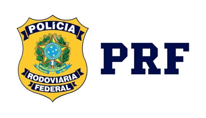 Mulher de 20 anos de idade morre após caminhonete sair da pista e bater contra árvore