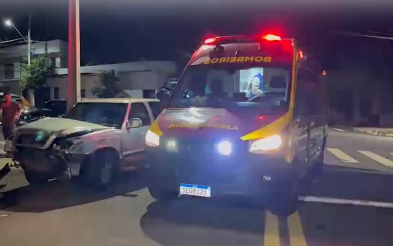 Passageiro é arremessado de carro em colisão com caminhonete