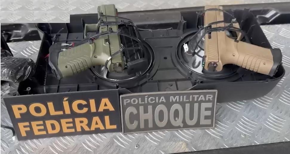 PF apreende quatro pistolas com seletor de rajada escondidas em caixas de som