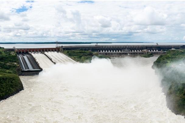 Rio Paraná começa a baixar em Foz, mas vertedouro de Itaipu deve seguir aberto
