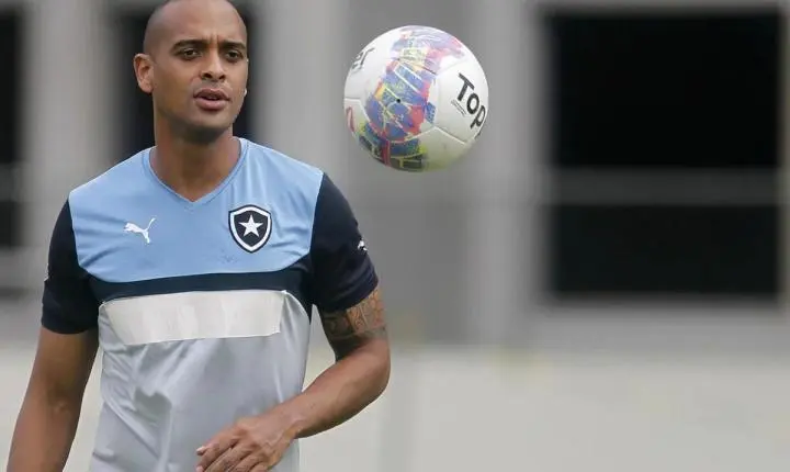 Ex-jogador do Botafogo morre durante ventania