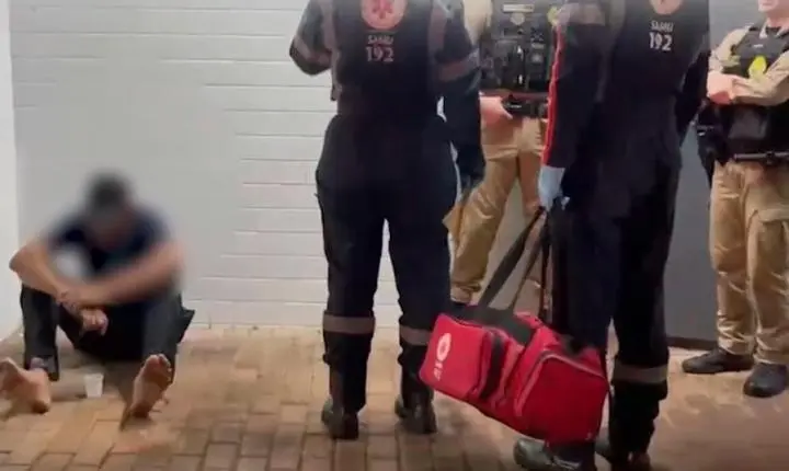Alegando perseguição, homem em surto vai até a delegacia armado com faca