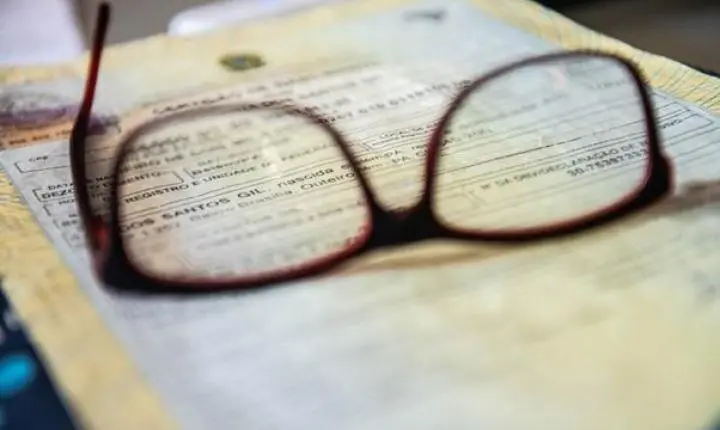 Aos 76 anos, idosa vai à Justiça para evitar perda irreversível da visão