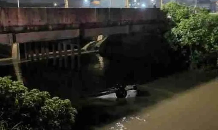 Após carro cair em rio, bombeiros fazem buscas por mulher desaparecida